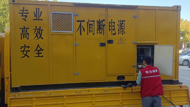 平安柴油发电机组和UPS电源配合使用时，如何避免切换过程中的电力中断？